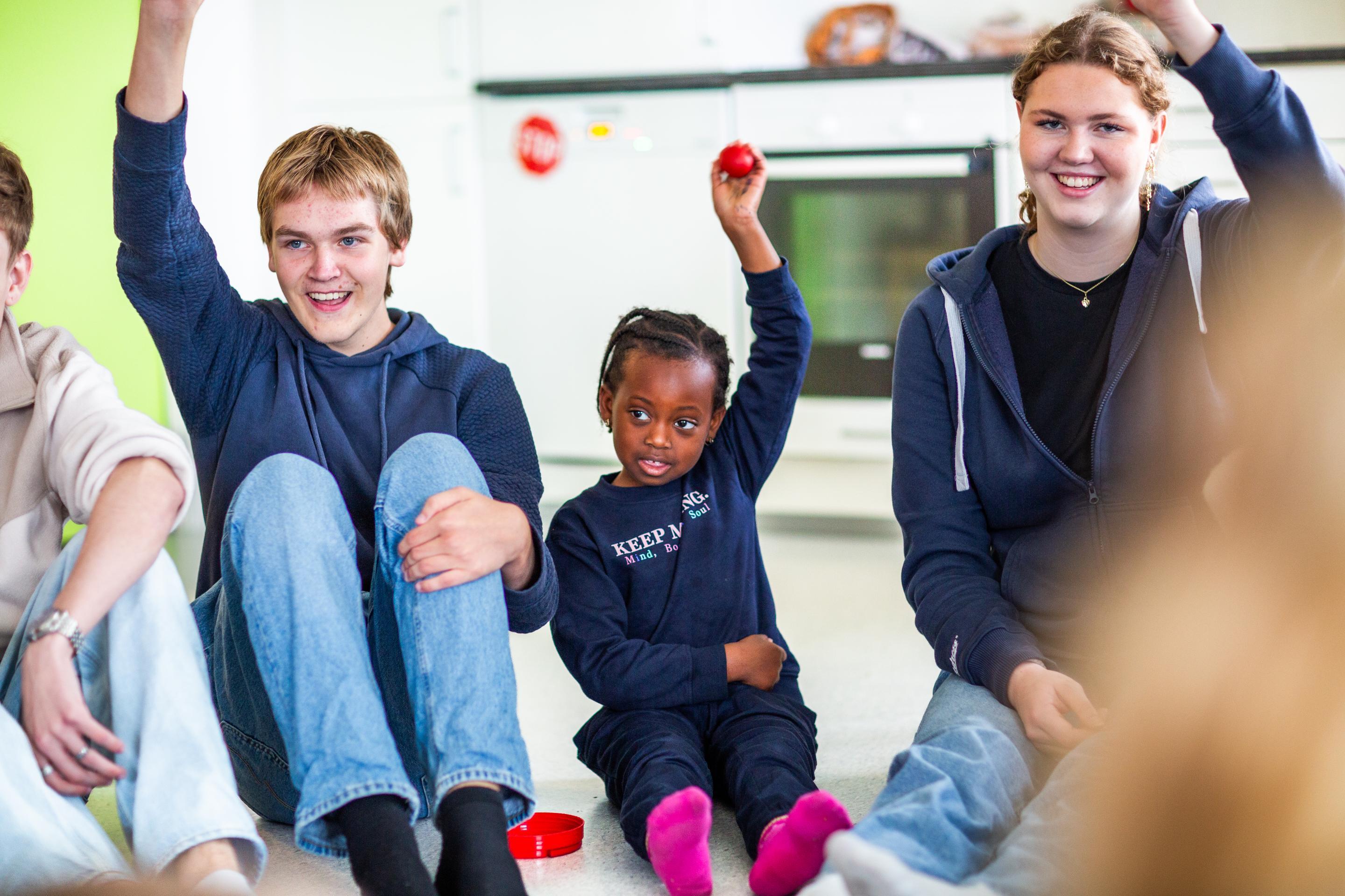 Sangstund i barnehage med VGS-elever som forbereder seg til praksis.
