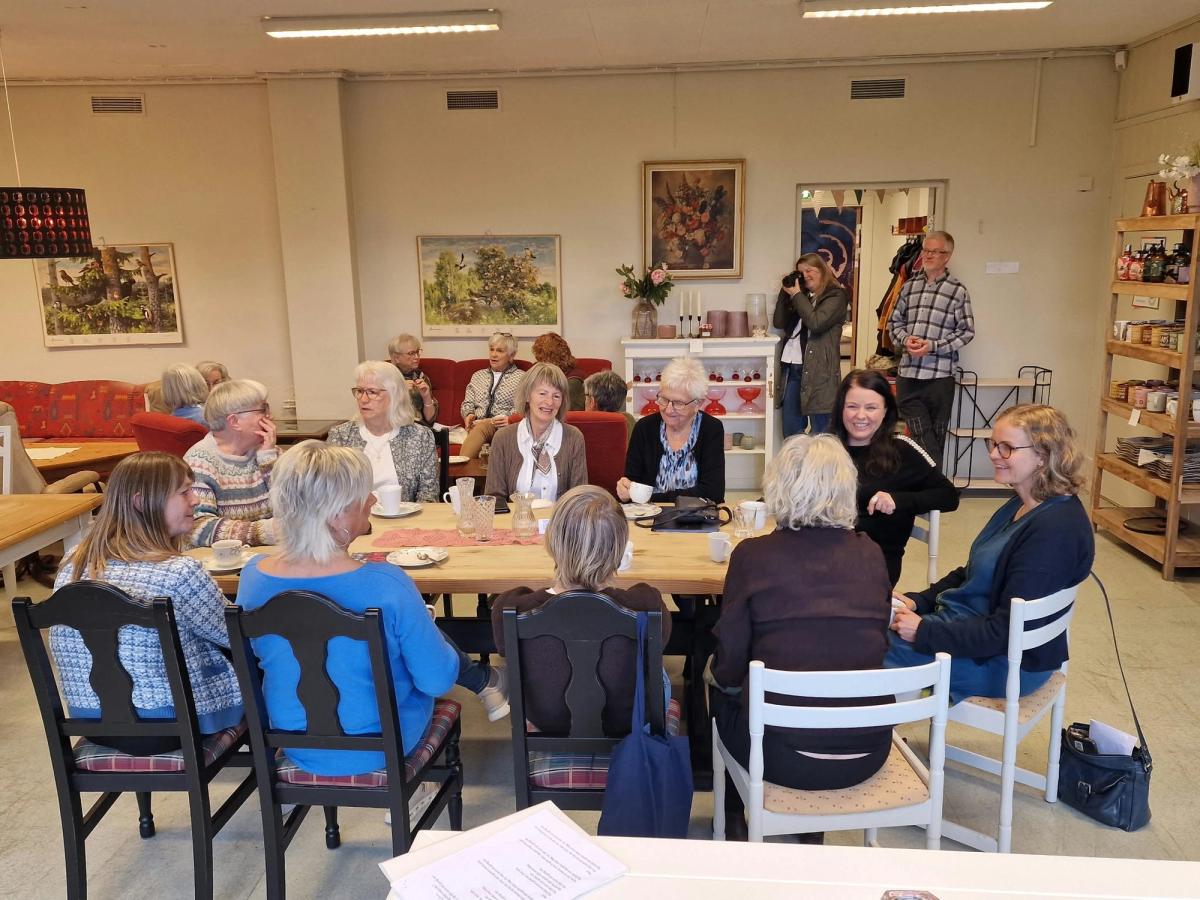 Helsekoret sitter rundt bordet og prater