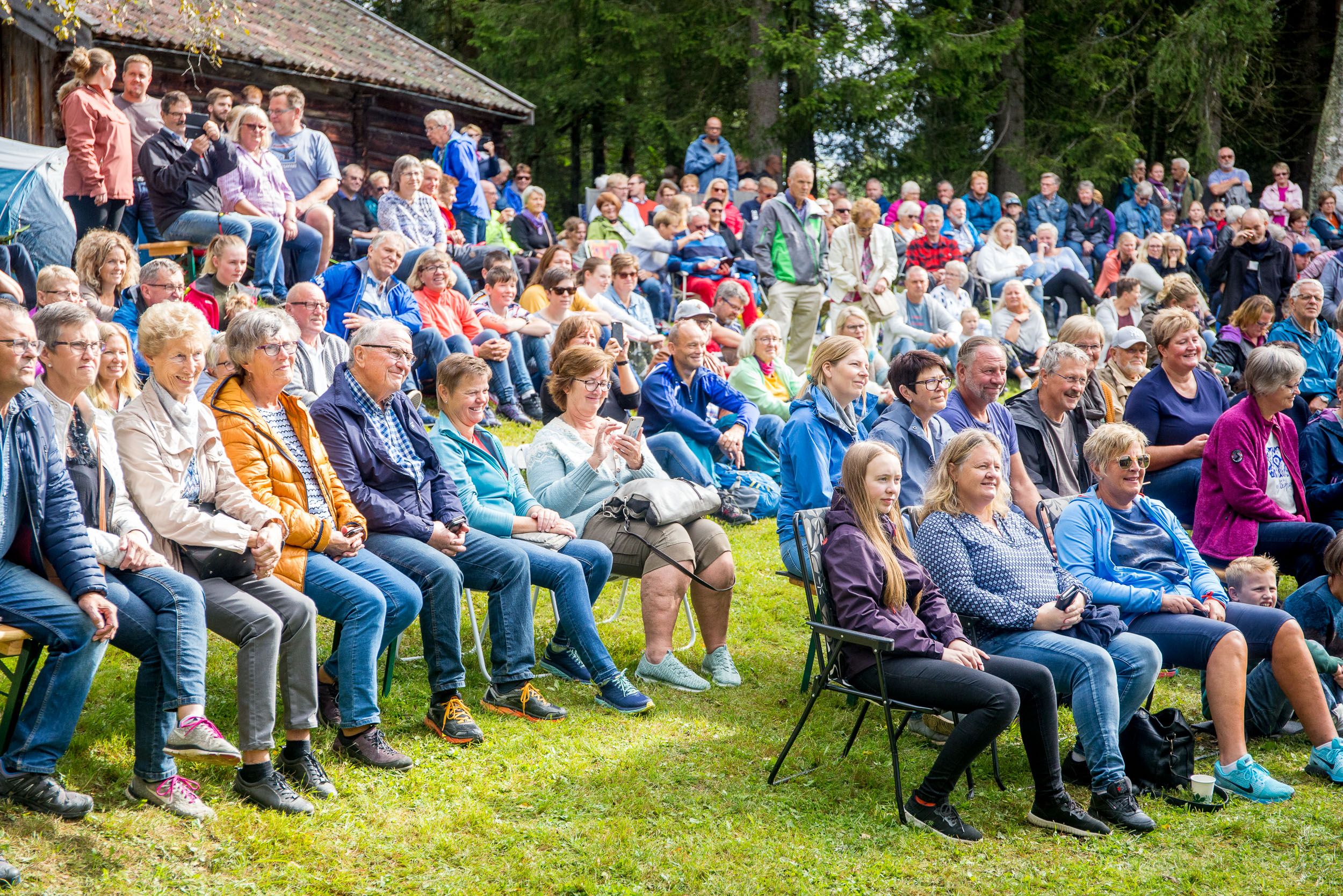 Allsang der mange synger ute sammen på Toten.