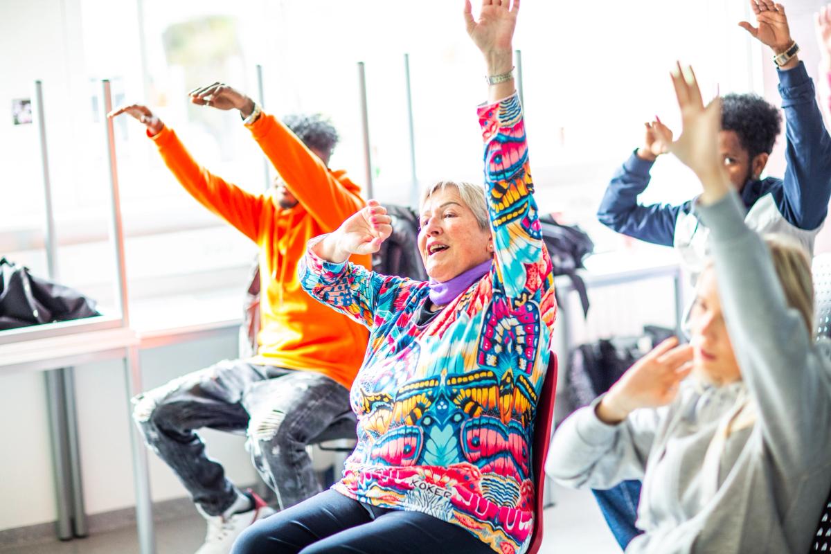 Eldre og unge trimmer sammen til en sangtrimøkt.