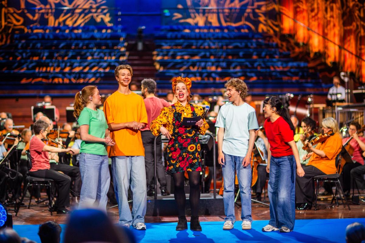 Programleder Silya med forsangerne Iris, Elida, Runar og David på scenen.