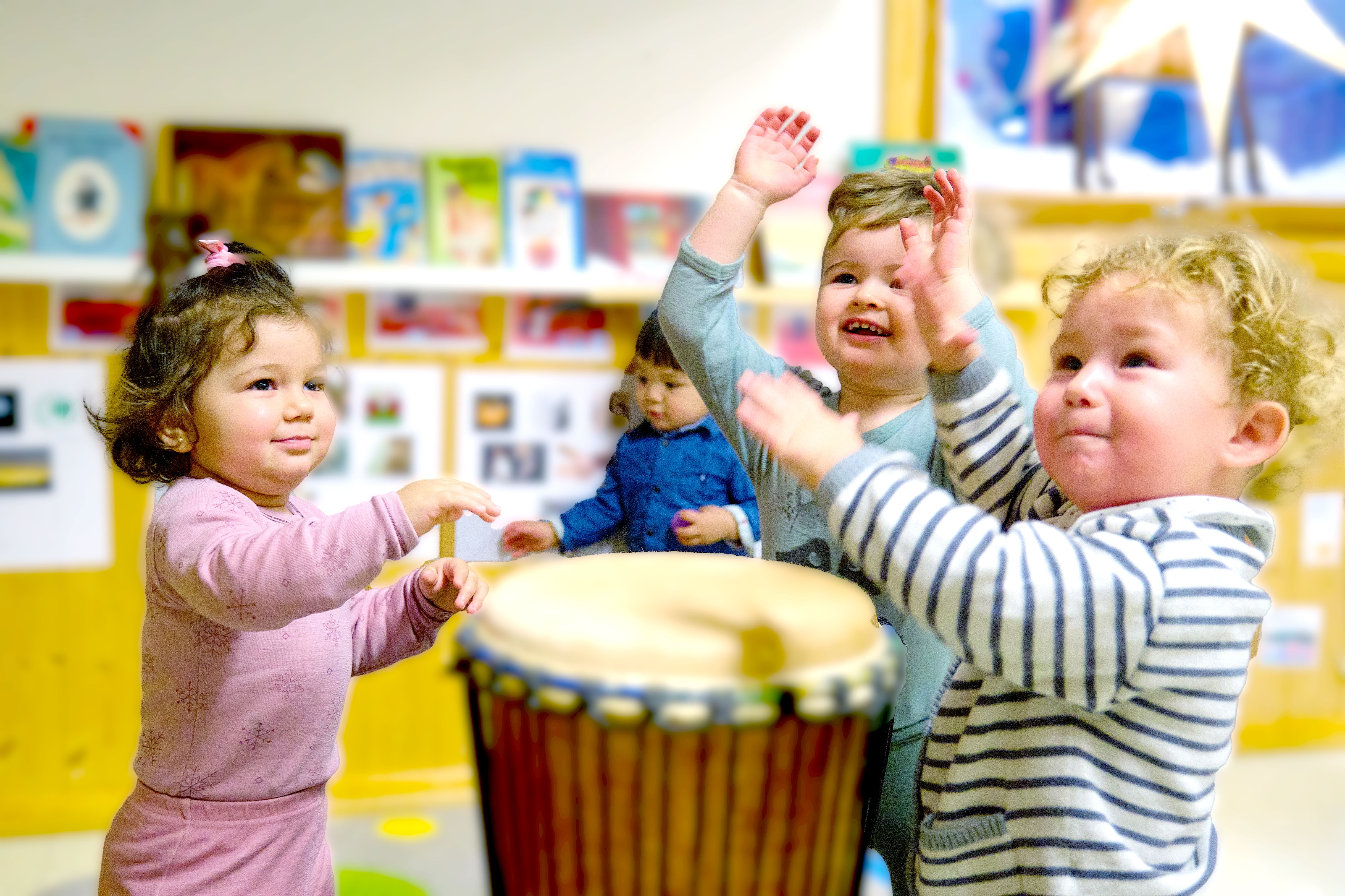 Barn synger og slår på trommer
