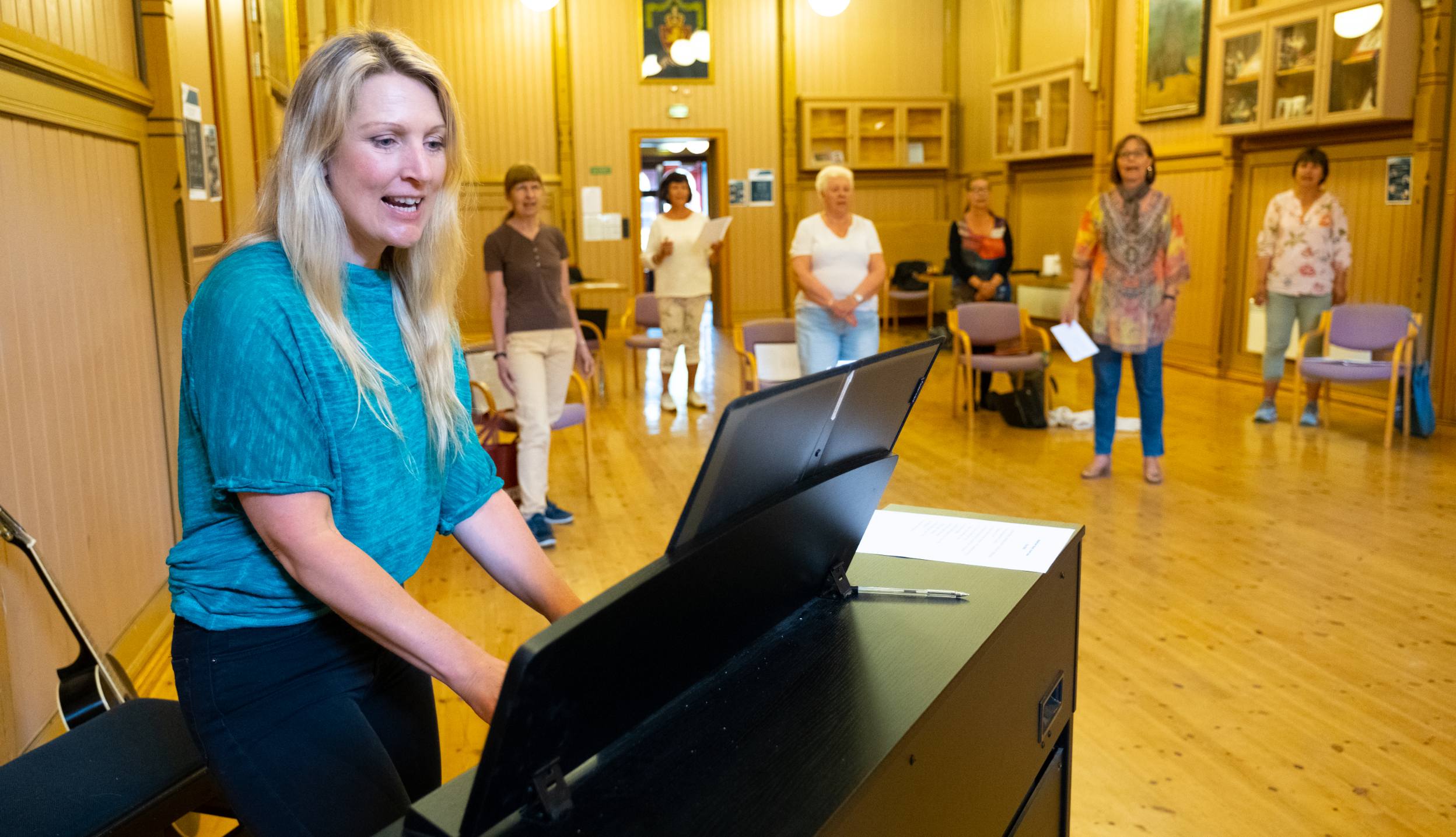 Ulrika M. Lund er musikalsk leder for Helsekoret og spiller piano under øvelsen.