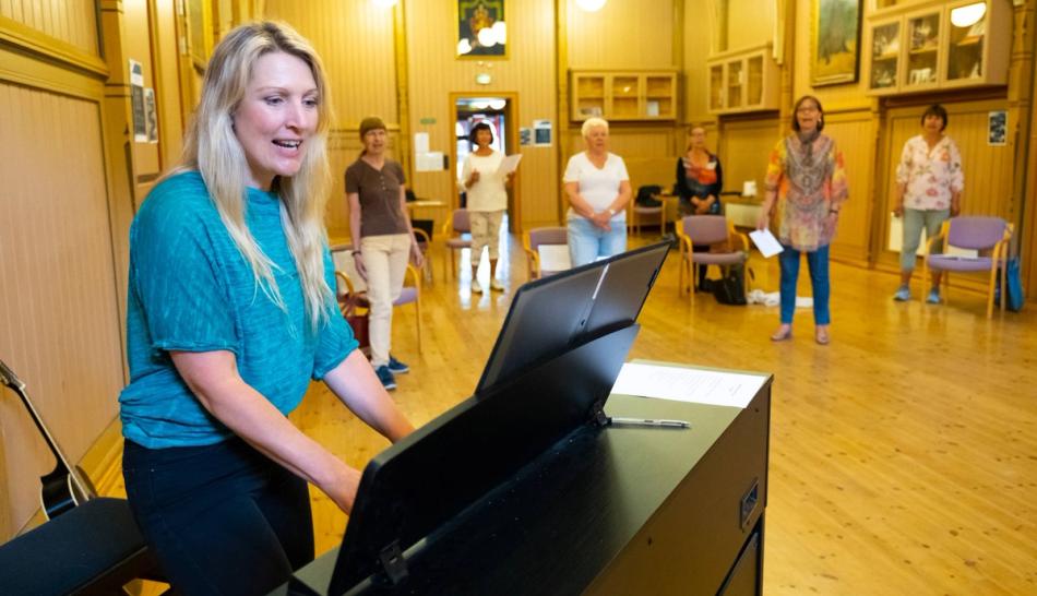 Ulrika M. Lund er musikalsk leder for Helsekoret og spiller piano under øvelsen.
