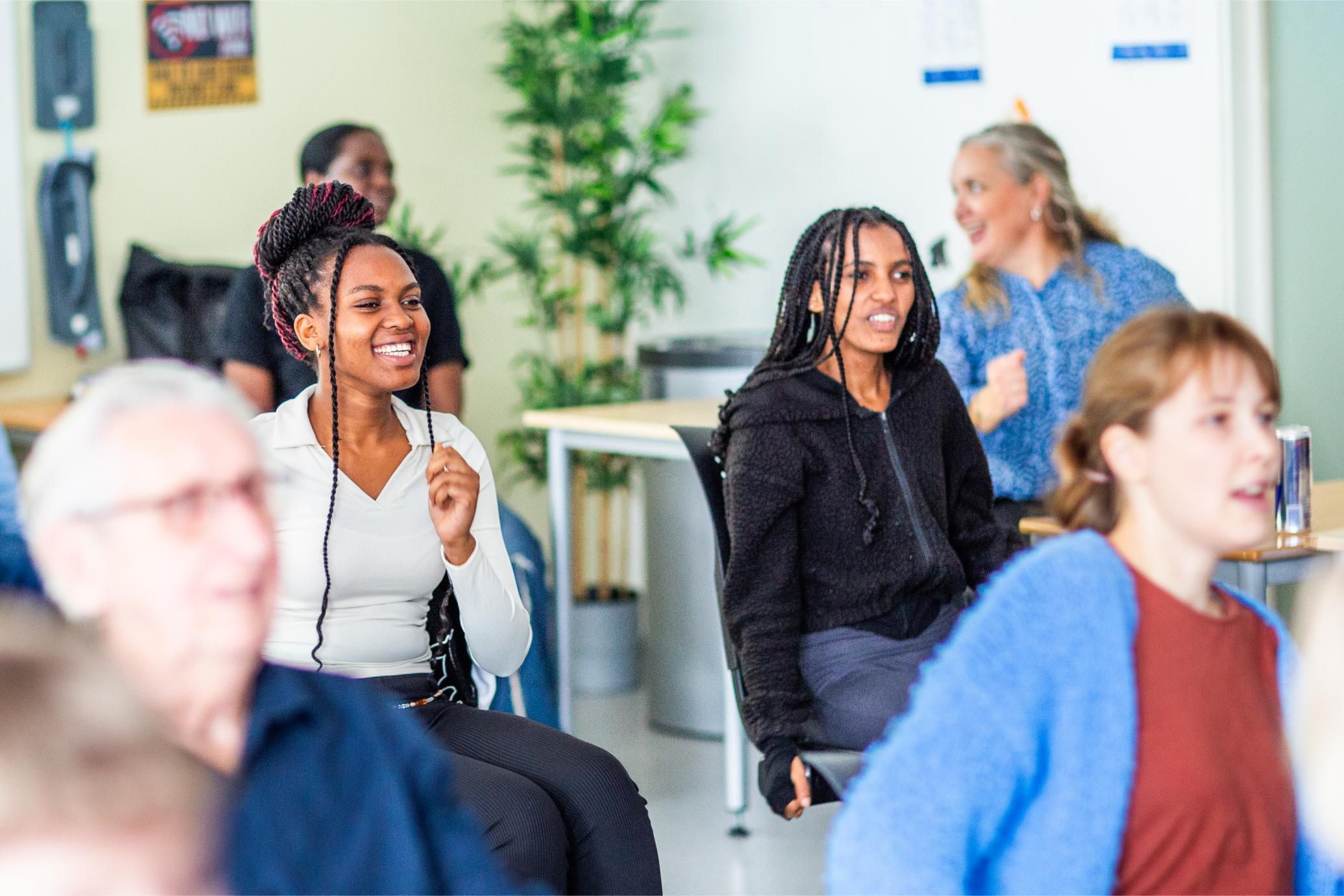 Elever ved Knarvik vgs synger sammen med eldre som kommer på besøk til skolen.