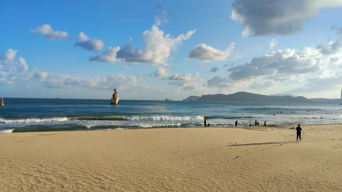 夕方の波打ち際。沖に浮かぶブイ