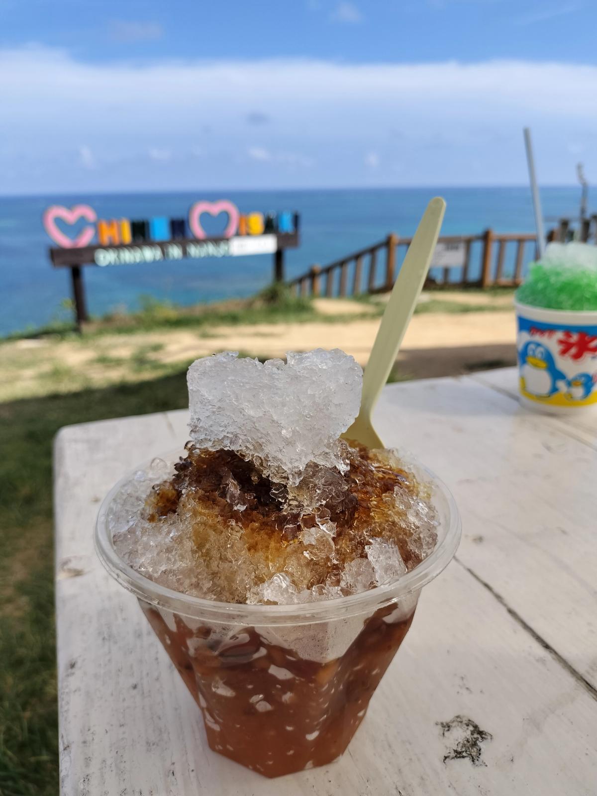 海を望むテラスで食べる黒糖ぜんざい