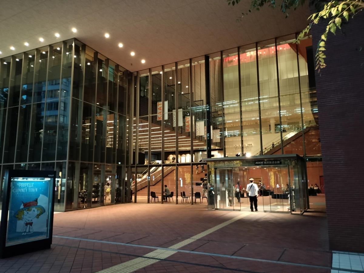 山下町の劇場入口。左にプペルの看板