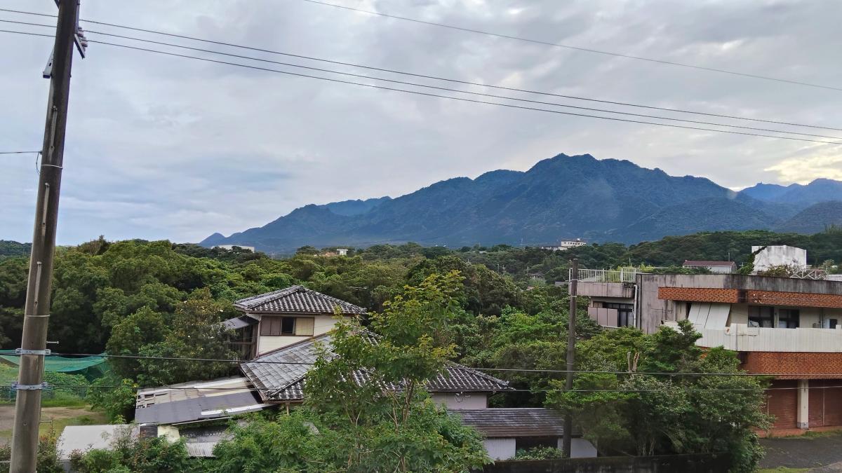 夕方、雲のとれた屋久島の山なみ