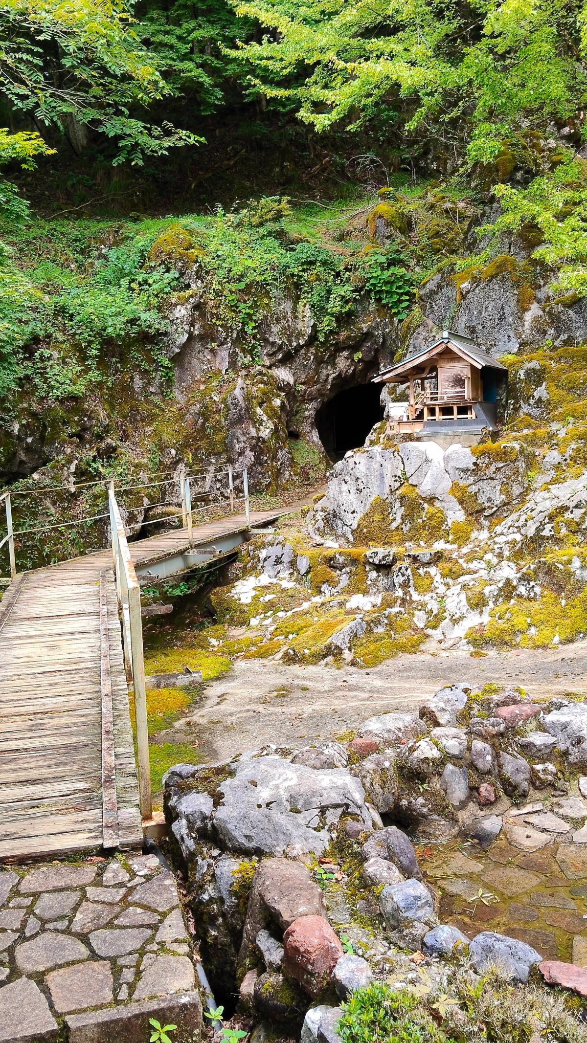 縄文鍾乳洞の洞口と岩肌の祠