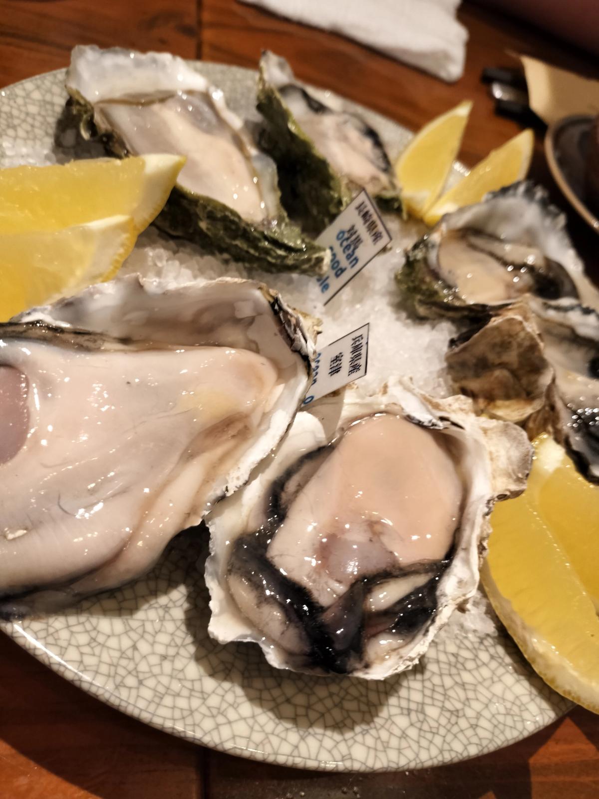 那覇の夜に味わった生牡蠣の盛り合わせ