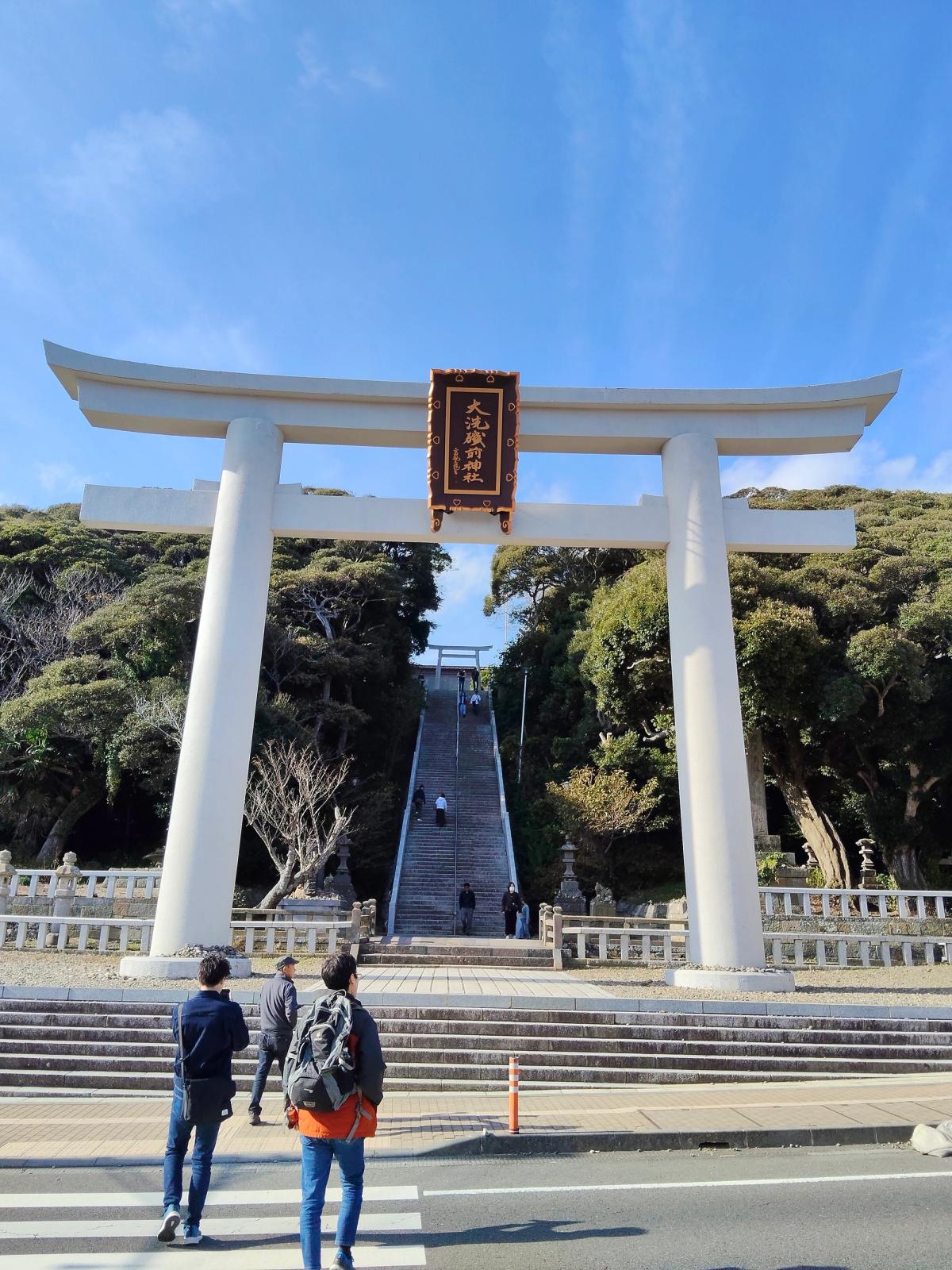 海岸通りに面した大洗磯前神社の大鳥居
