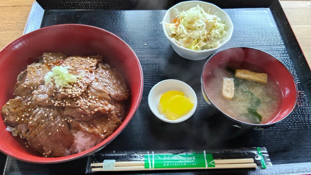 島で食べた焼肉丼の定食