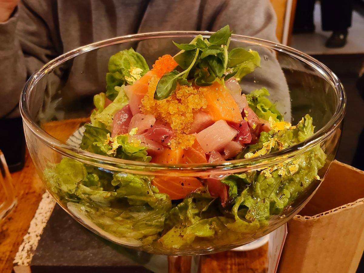 片町でいただいた金箔きらめく海鮮サラダ