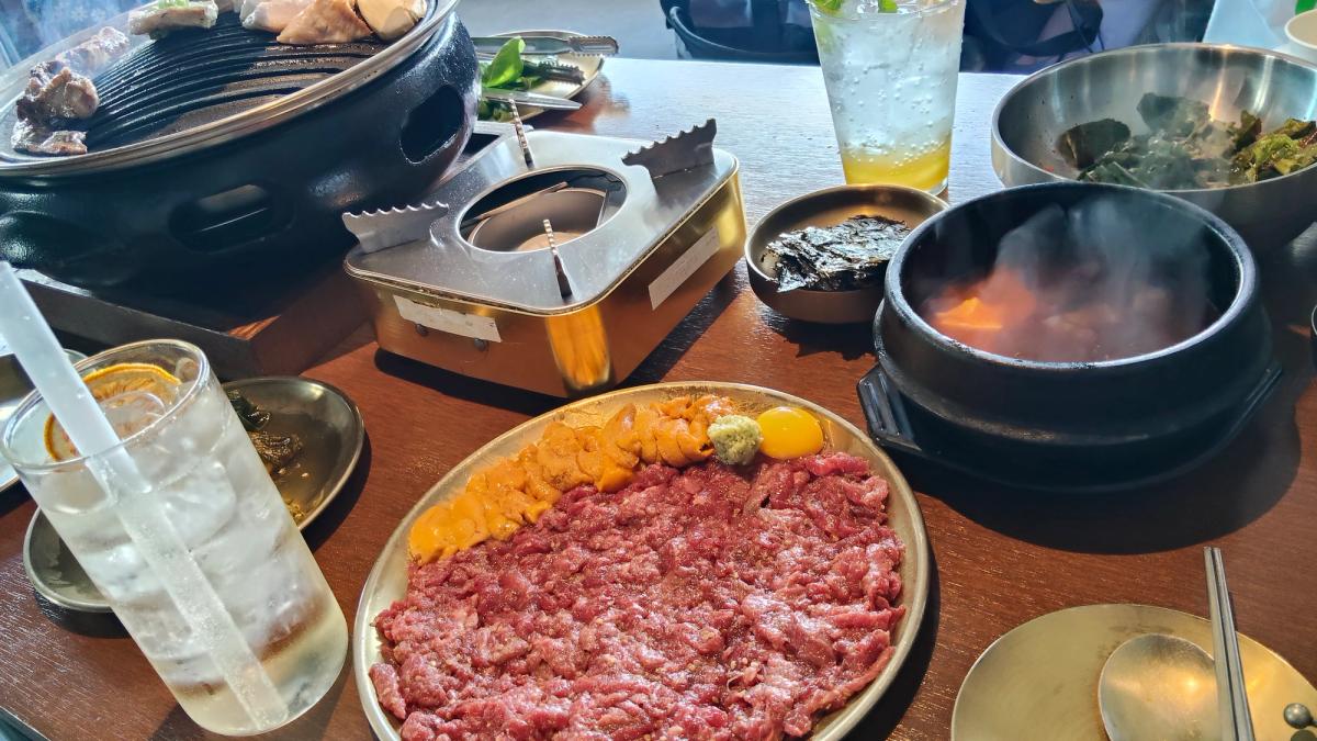 西面の焼肉店。鉄板を囲んで一気に埋まった卓上