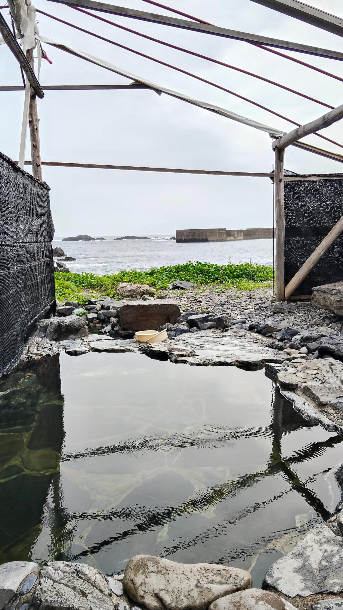 海をのぞむ、湯泊温泉の岩風呂