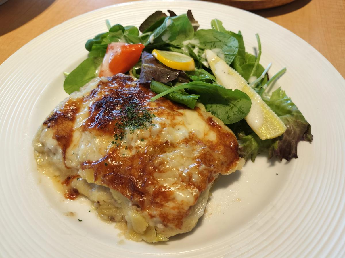 GINZA Renoir 横浜のチーズ焼きとサラダ