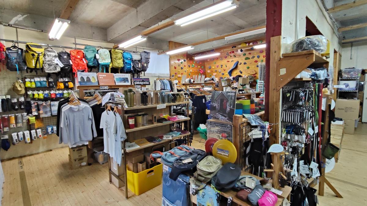 mont-bellやpatagoniaが並ぶ山岳太郎の店内