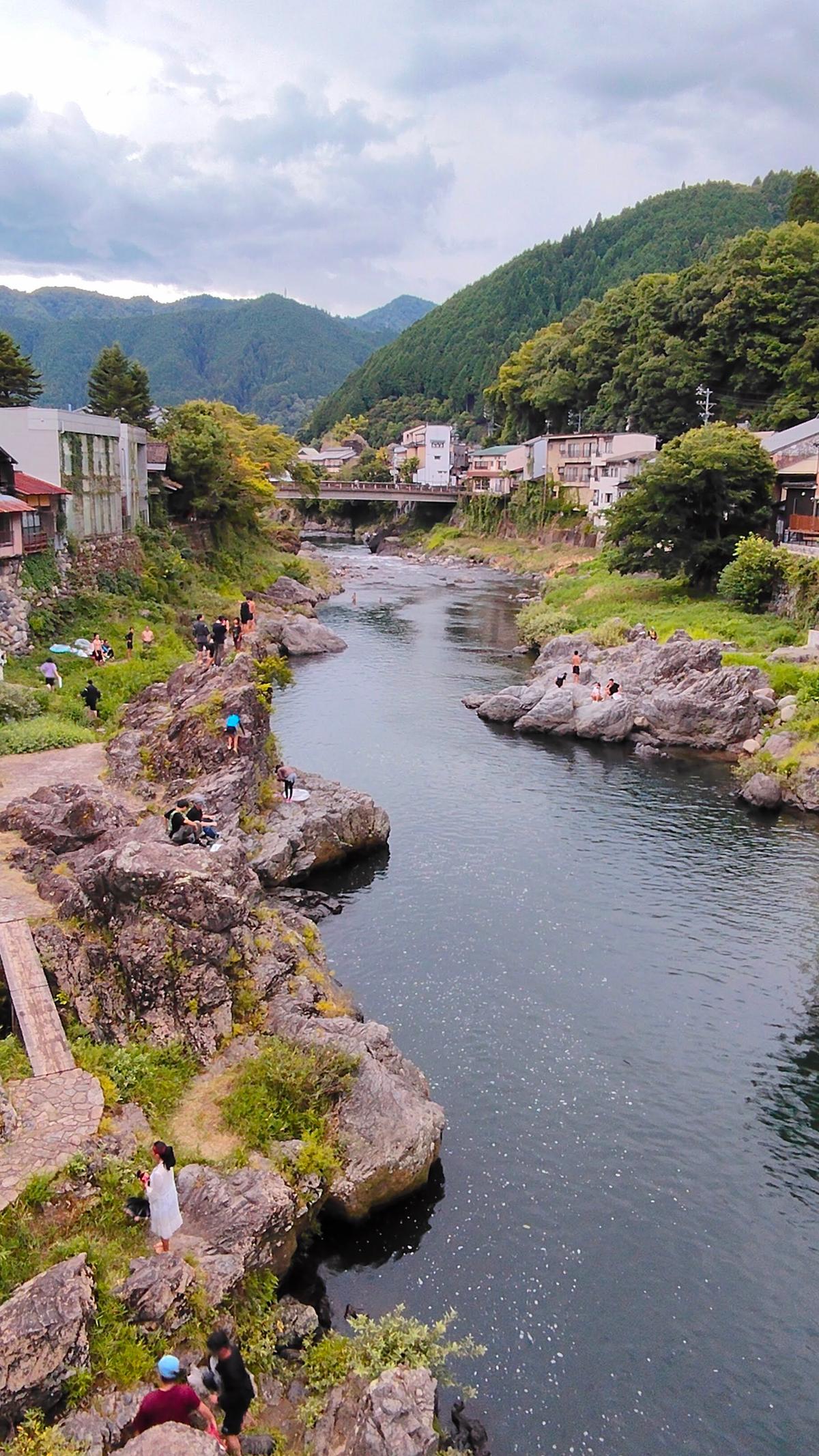 吉田川の岩場で涼む人たち
