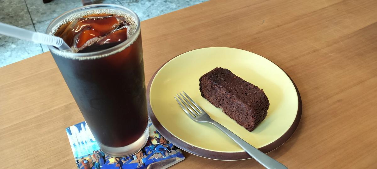 ボナパルトブルーのアイスコーヒーとガトーショコラ