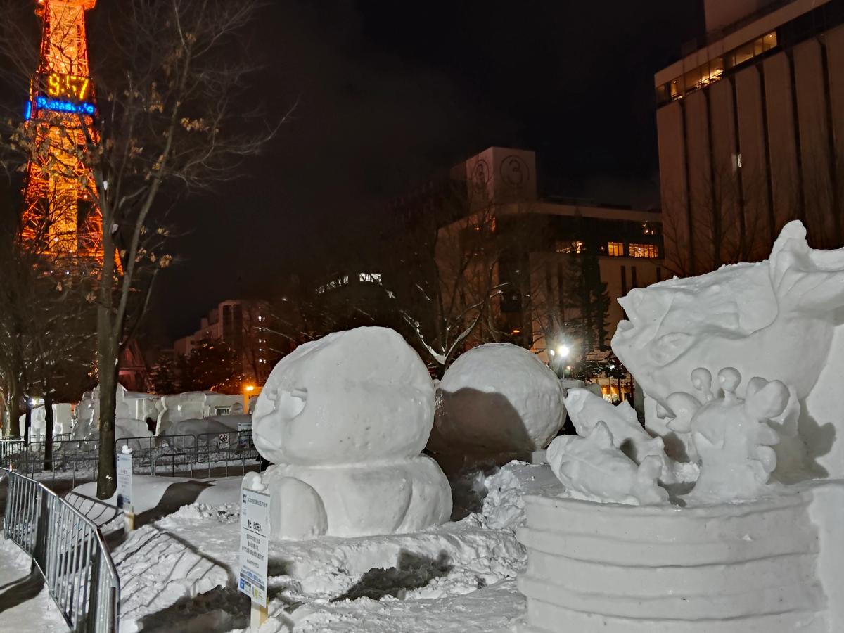 大通会場の雪像とテレビ塔