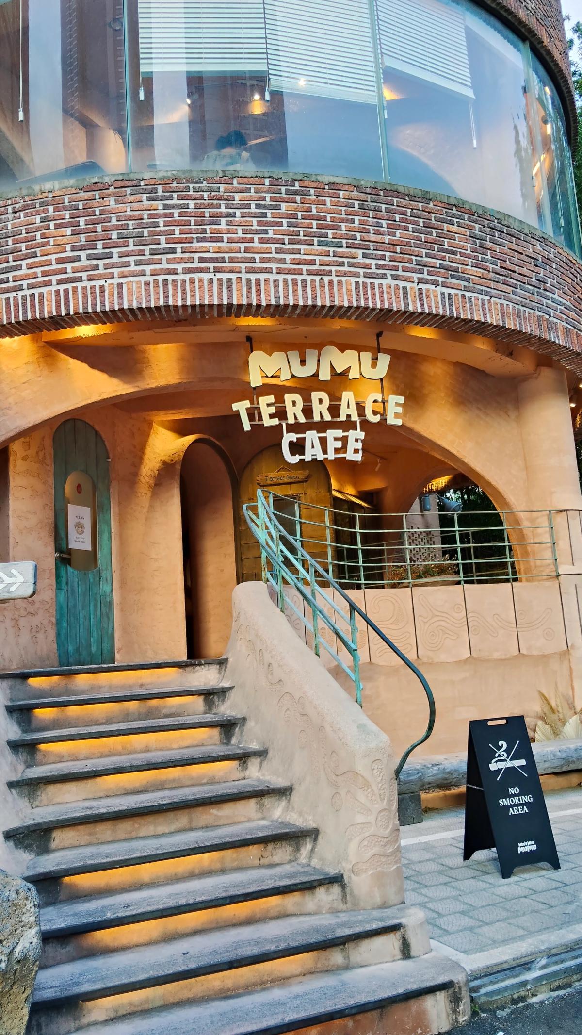 レンガと土壁の「MUMU TERRACE CAFE」