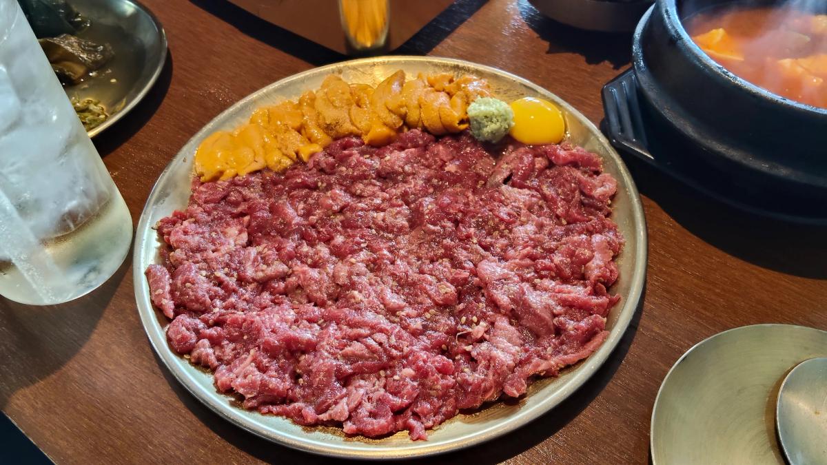 ウニをぐるりと並べたユッケ