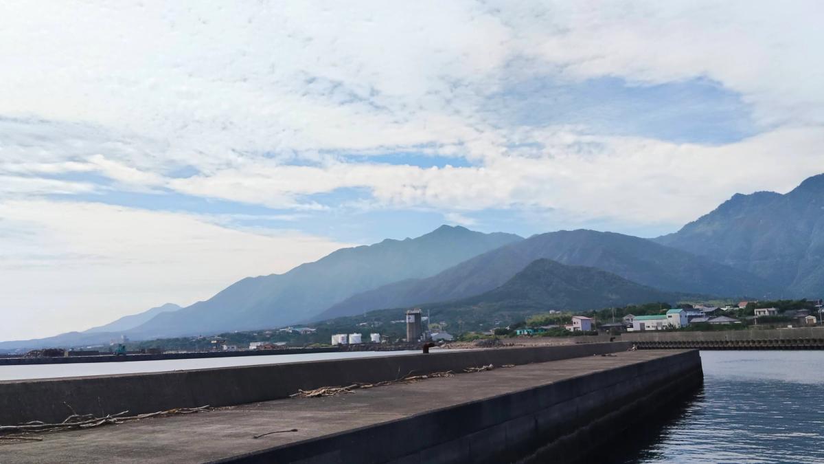 宮之浦港の堤防の向こうに見える屋久島の山なみ