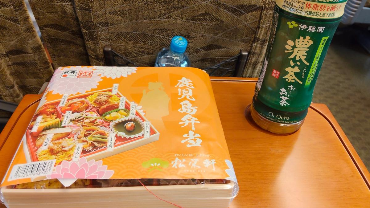 新幹線のお供に買った「鹿児島弁当」とお茶