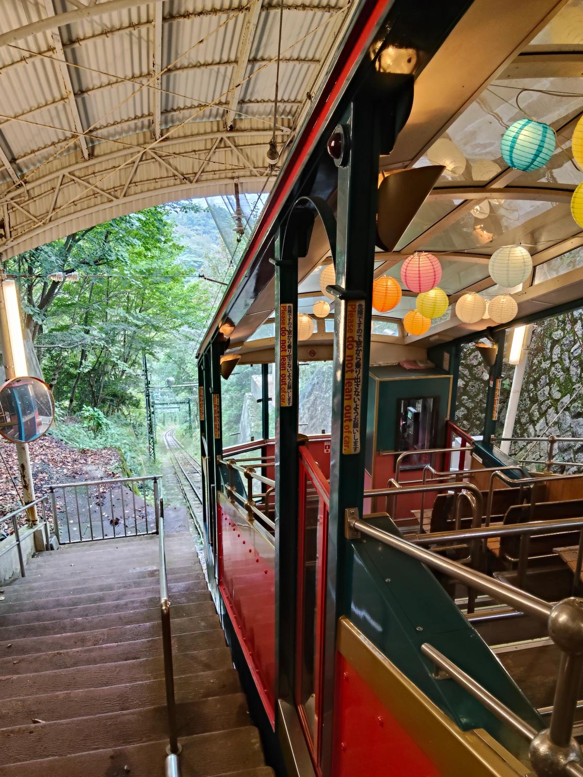 六甲ケーブルの車内、提灯ランプと急勾配の線路