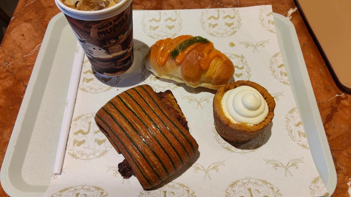 トレイにのせたパン3種とアイスコーヒー