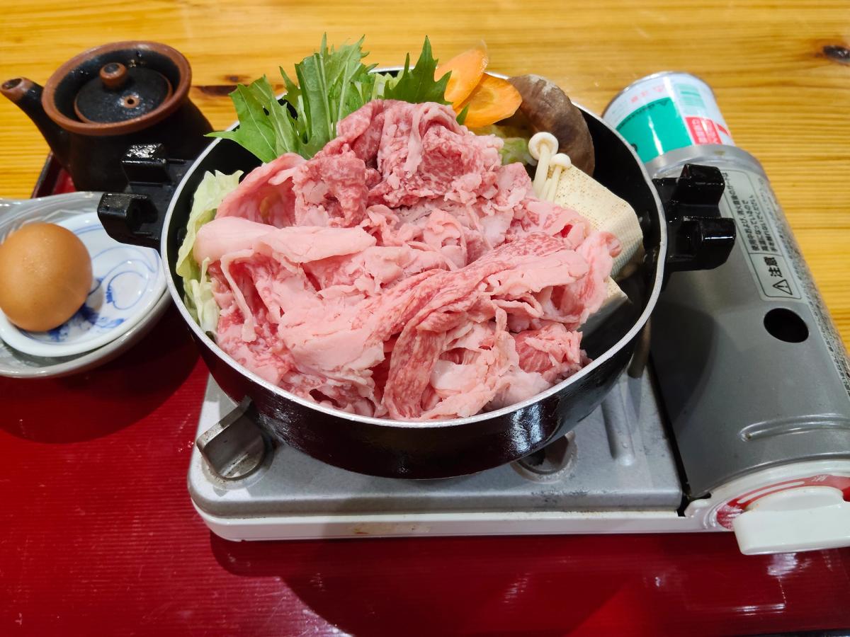 場内食堂の名物すき焼き