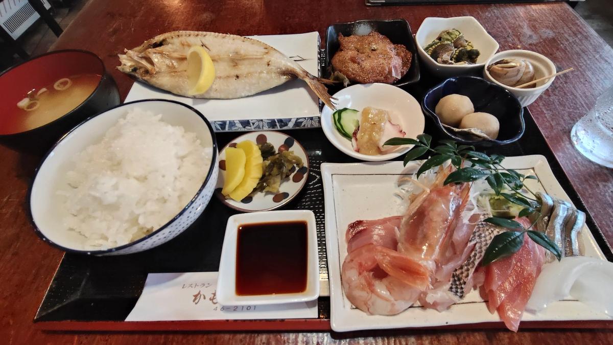 飛魚の開きと刺身がそろった、かもがわの定食