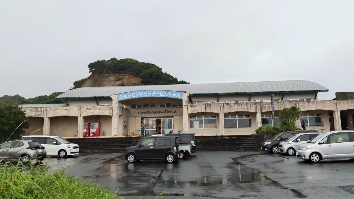 山を背にした、Aコープ安房店の店構え