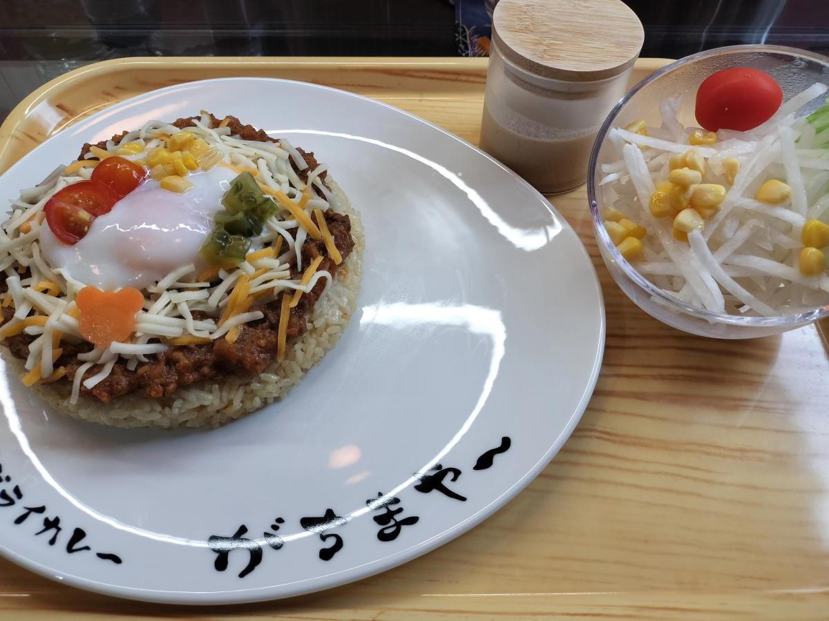 がちまやーの沖縄カレー(タコライス仕立て)