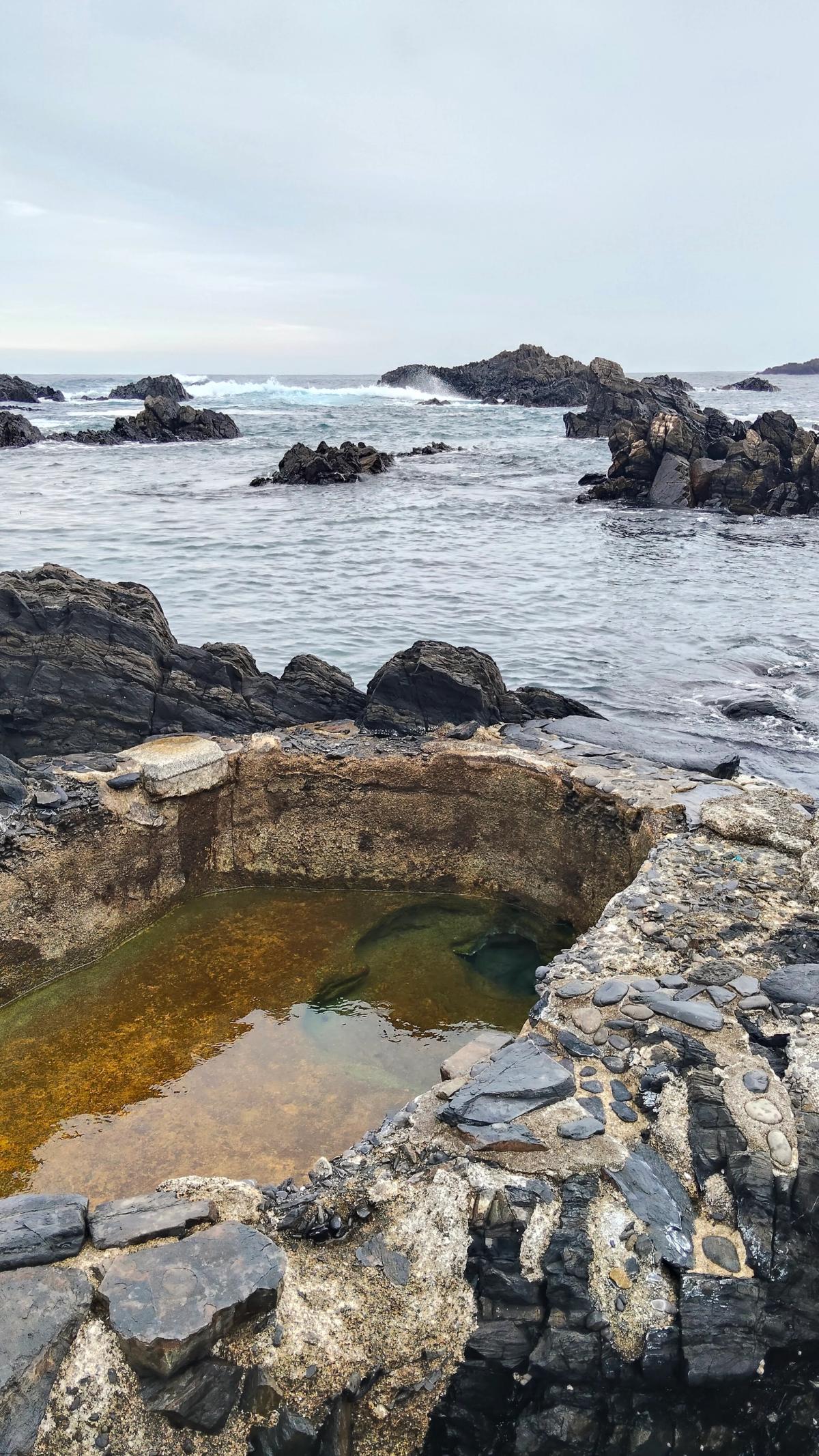 波打ち際にある岩の湯船