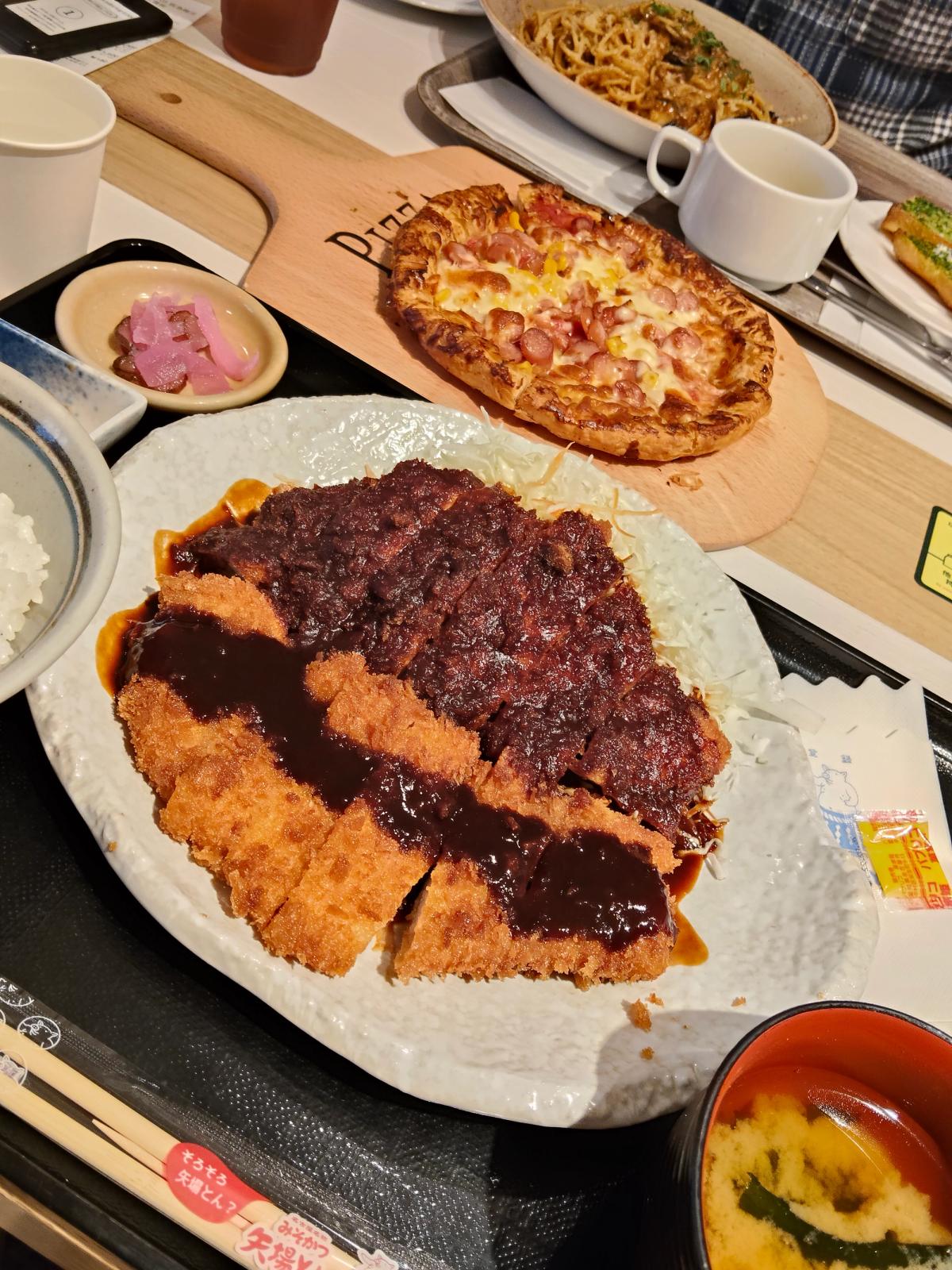 阪急三番街フードコートの味噌カツ定食