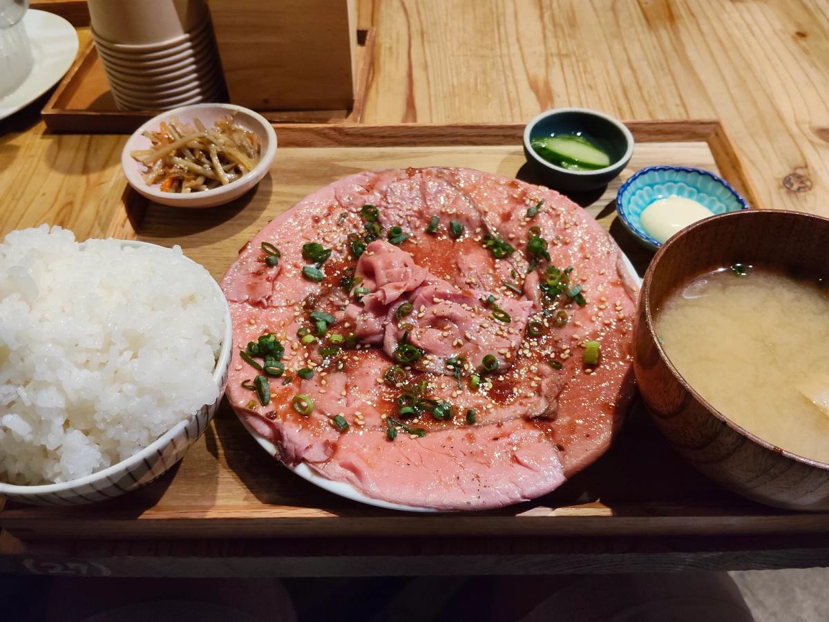 中野で食べた薄切りねぎ塩牛タンの定食