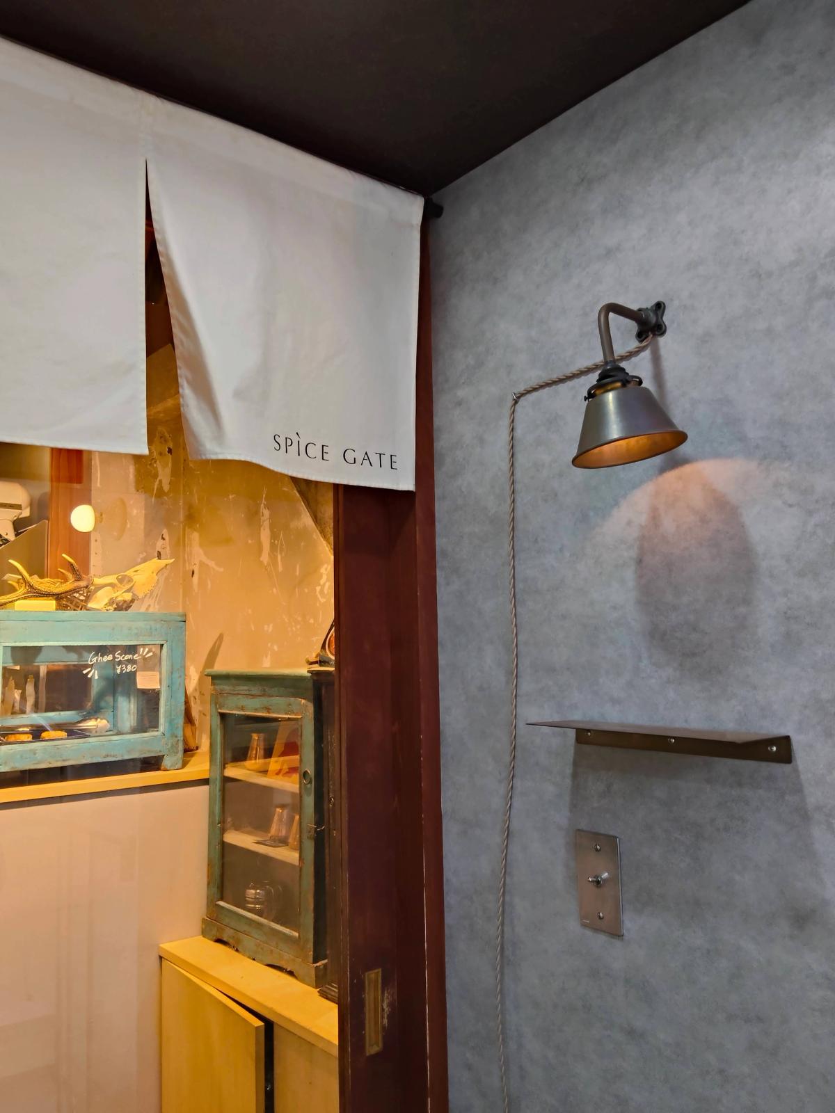 SPICE GATE の暖簾と店内