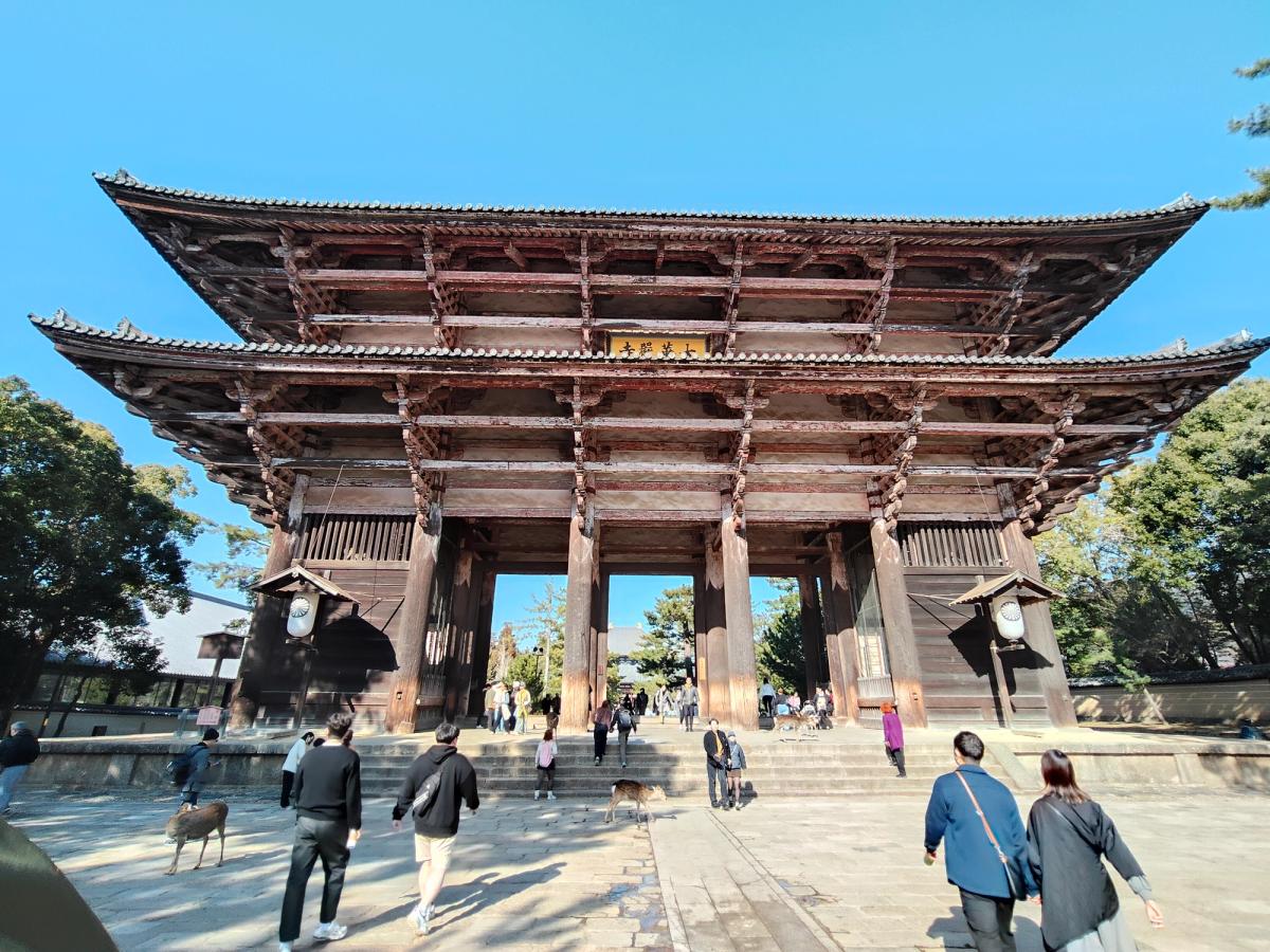 冬空に映える東大寺・南大門