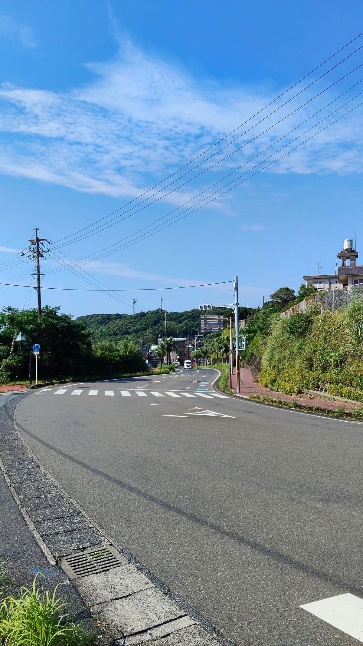 晴れわたった最終日の朝、安房の通り