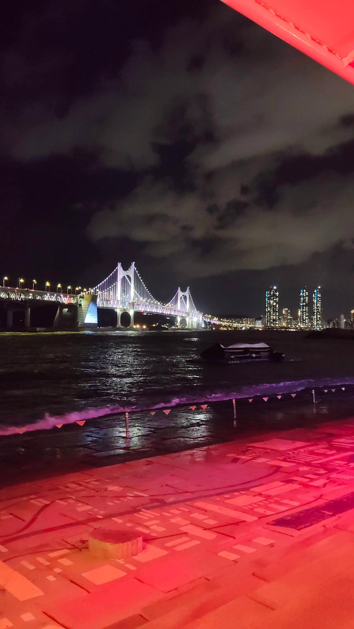 広安里の海辺から見た広安大橋