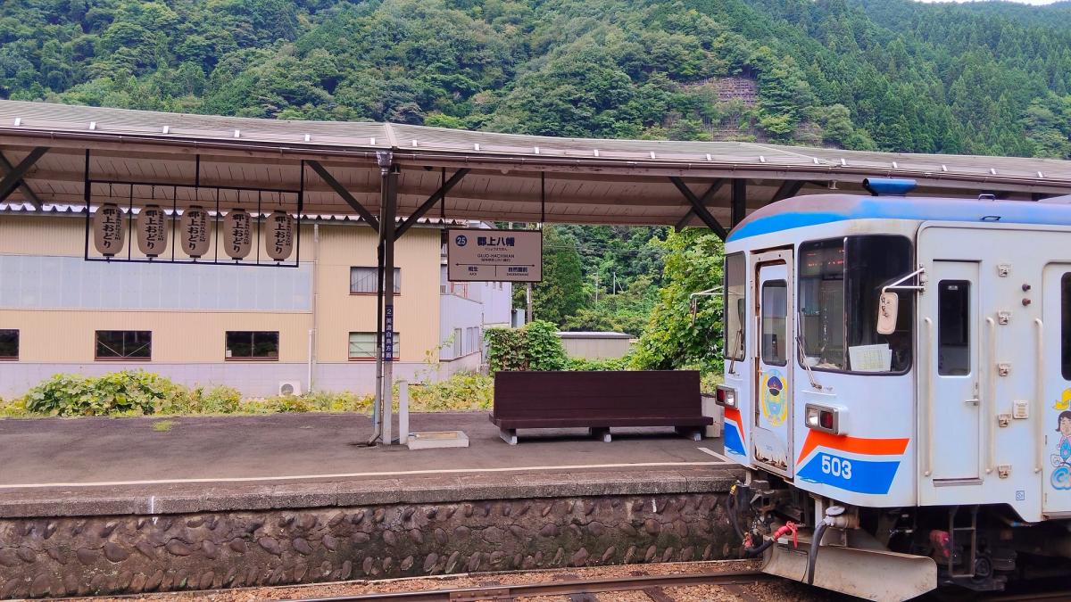 郡上八幡駅に停車する長良川鉄道の車両