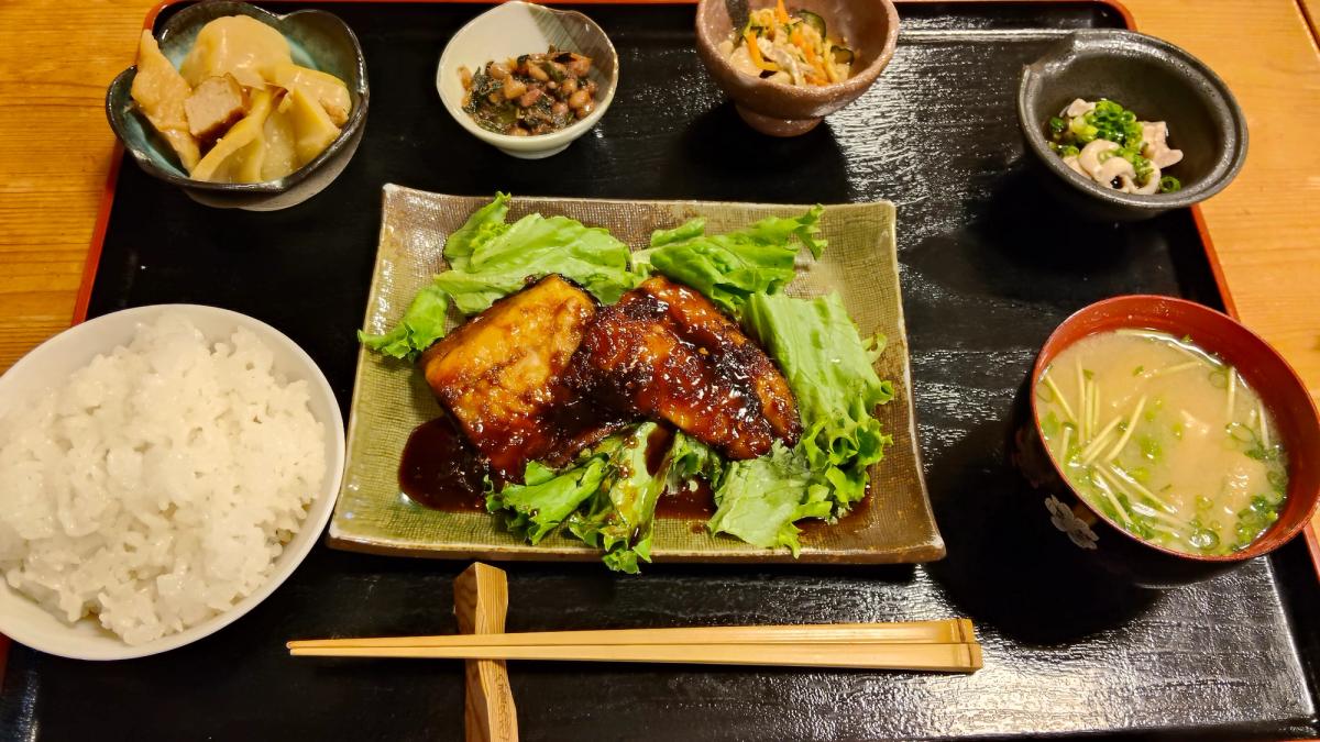 料理宿鱗屋の夕食。魚の照り焼きを主役にした島の膳