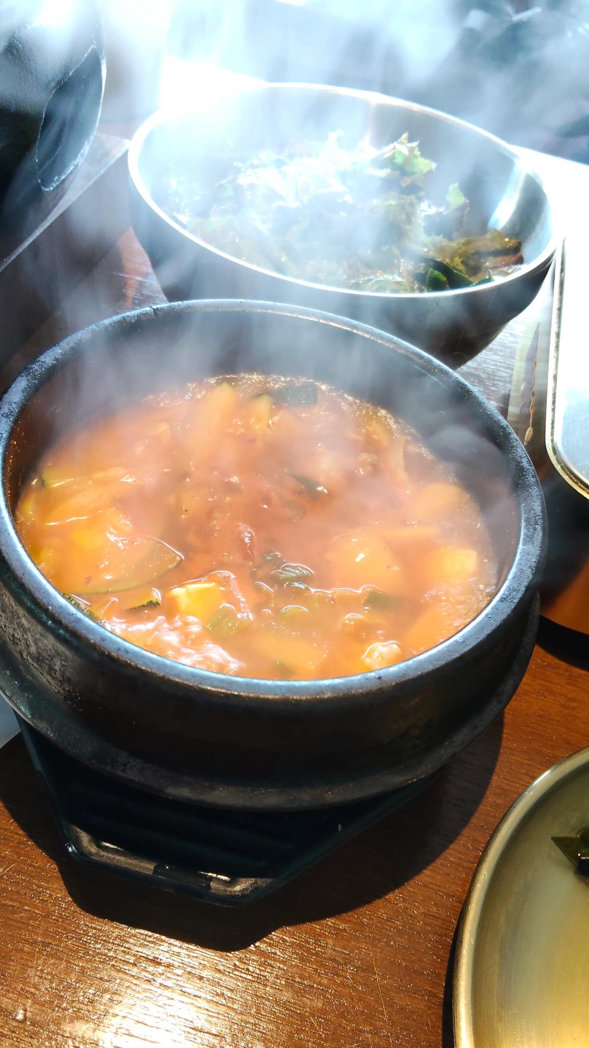 湯気の立つ石鍋のチゲ