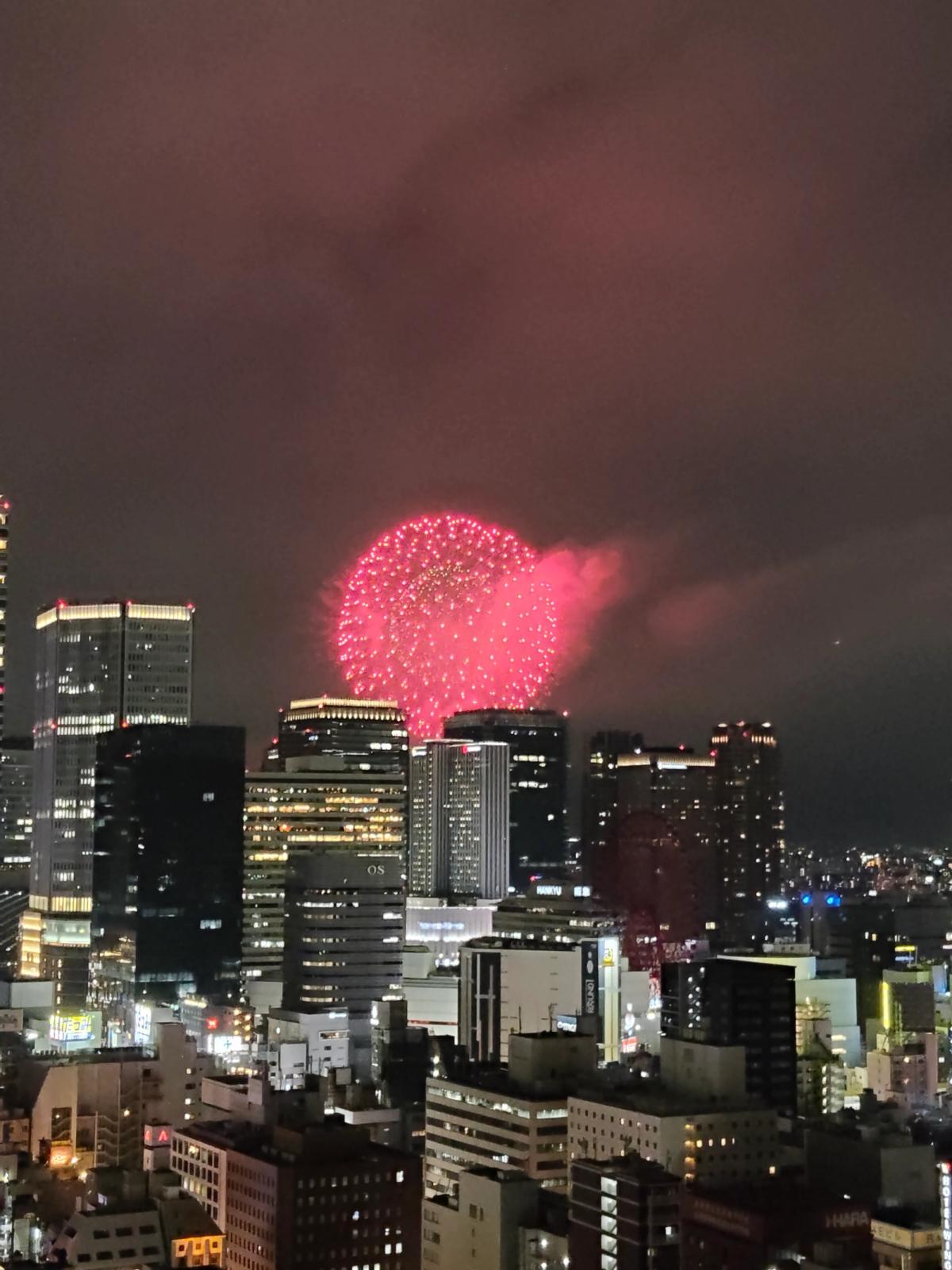 梅田のビル群の上空に咲いた大輪の花火