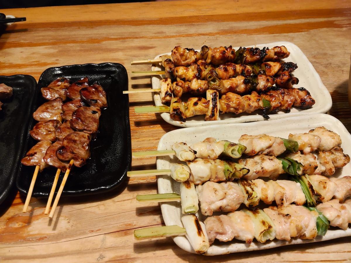 鳥貴族池袋ロマンス通り店の焼き鳥。たれと塩の串が並ぶ