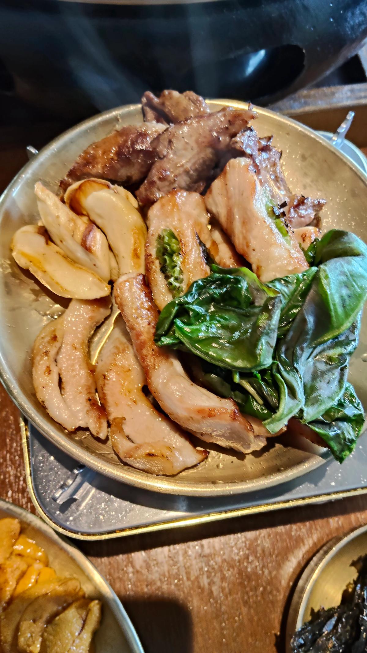 鉄板で焼き上がった肉とエリンギ、青菜