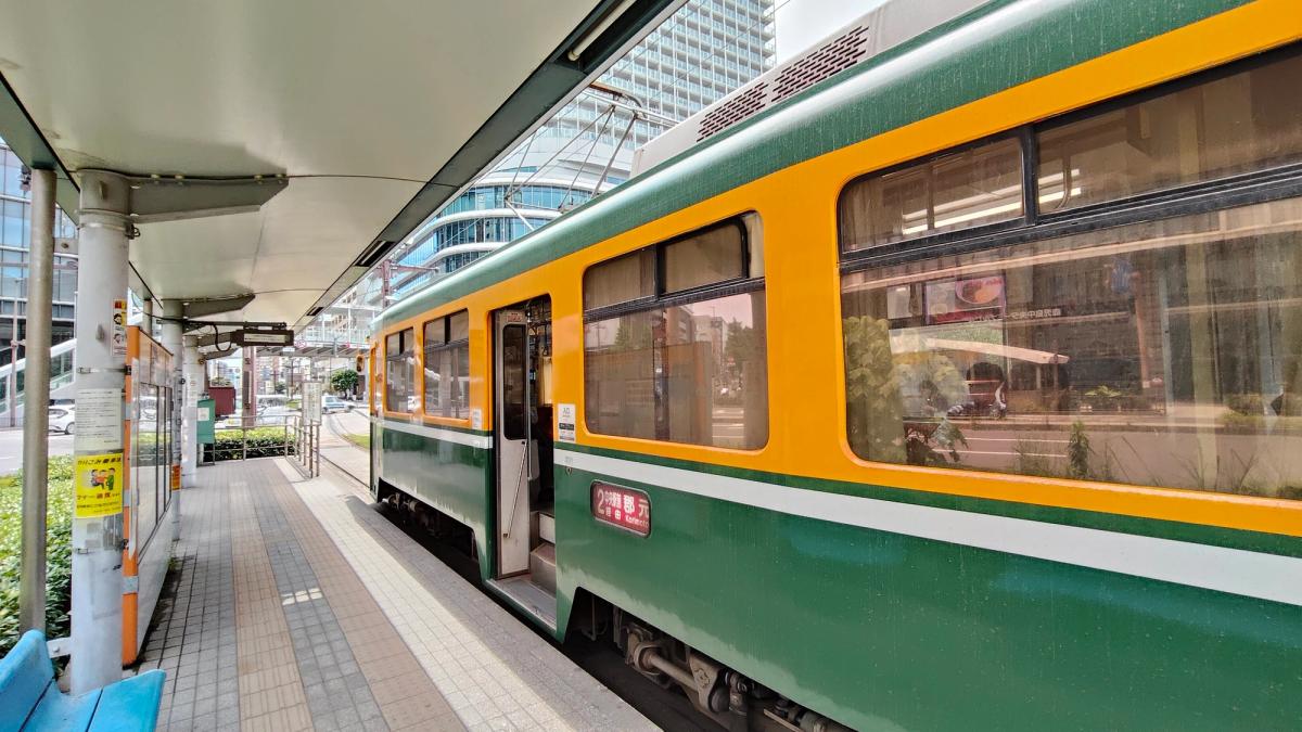 鹿児島市内を走る黄色と緑の路面電車
