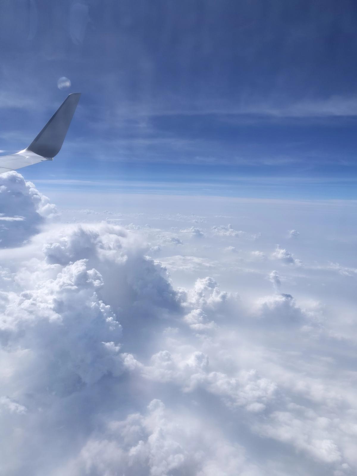眼下にもくもくと立つ入道雲